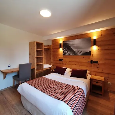 Hotel De La Croix Perrin 2*
