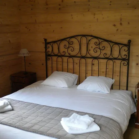 Hotel De La Croix Perrin 2*