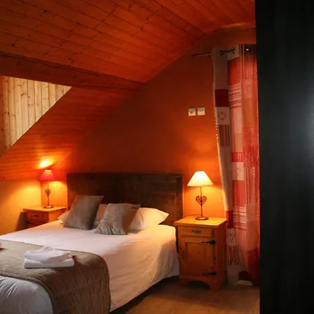 Hotel De La Croix Perrin 2*